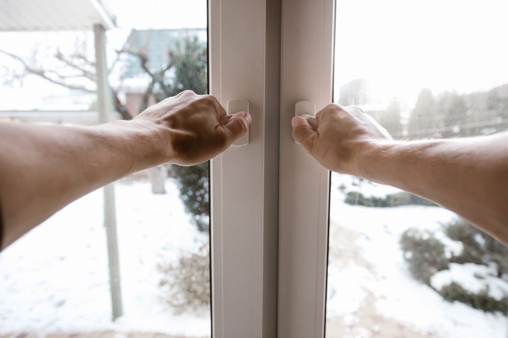 Как отрегулировать пластиковую дверь?